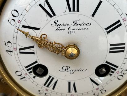 Pendule de cheminée en bronze de forme légèrement...