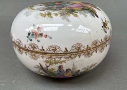 Dans le goût de MEISSEN
Bonbonnière lenticulaire...