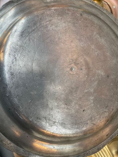 Lot de cuivres et étain : timbales, bassinoire,...