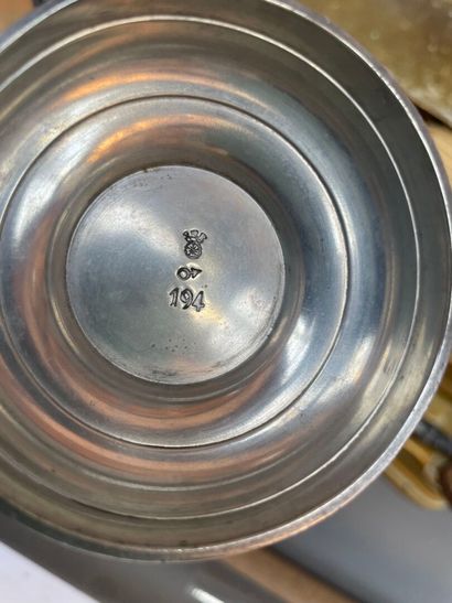 Lot de cuivres et étain : timbales, bassinoire,...