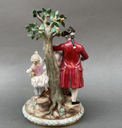 MEISSEN
Scène galante avec un enfant sous...