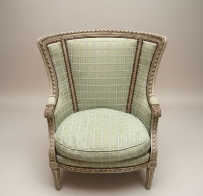 Bergère enveloppante en bois laqué blanc...