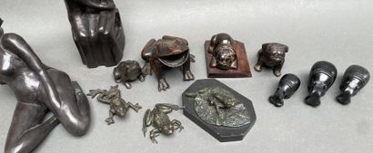 Lot de statuettes comprenant : 
grenouilles,...