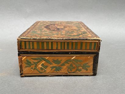 Coffret en marqueterie de paille à décor...
