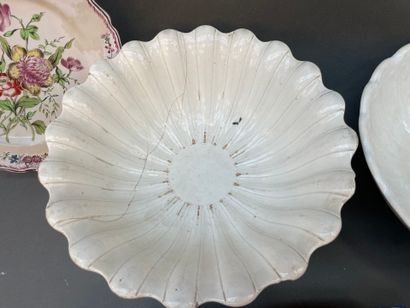 Lot de faïences : assiettes, pichet, saladier,...