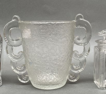 Lot de verrerie et cristal comprenant :
-...