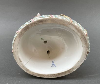 MEISSEN
Scène galante avec un enfant sous...