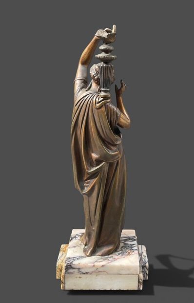 Jeune femme canéphore
Epreuve en bronze de...
