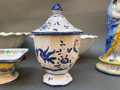 Lot de faïences : assiettes, pichet, saladier,...