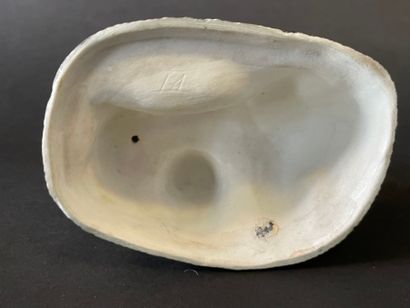 Huit groupes en porcelaine représentant des...