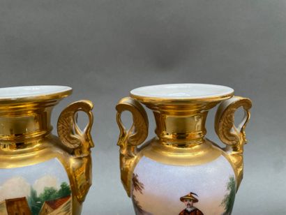 Lot en porcelaine de Paris :
Paire de vases...