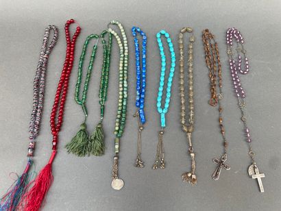Lot de chapelets en perles de verre de couleurs...