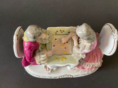 Huit groupes en porcelaine représentant des...