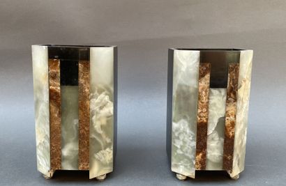 Paire de vases quadrangulaires en onyx et...
