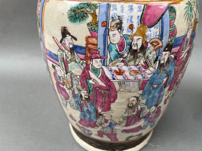 Paire de vases balustres en porcelaine à...