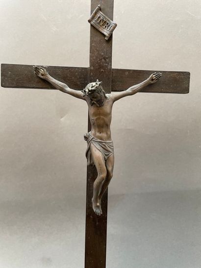 Lot de bibelots divers dont Christ (47 cm),...