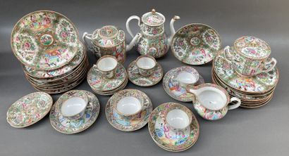 Ensemble en porcelaine de Canton à décor...