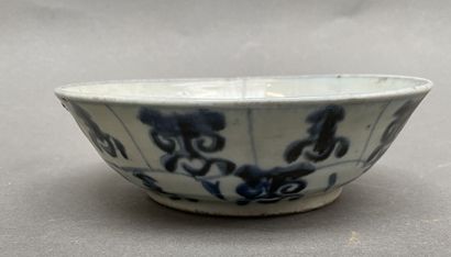 Lot en porcelaine de Chine comprenant :
Paire...