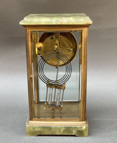 Pendule cage en laiton, le plateau en onyx...