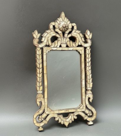 Miroir en bois à incrustations de plaquettes...