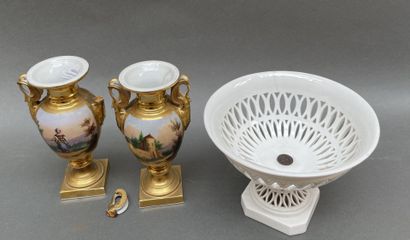 Lot en porcelaine de Paris :
Paire de vases...
