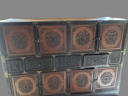 Cabinet en bois exotique à huit porte et...
