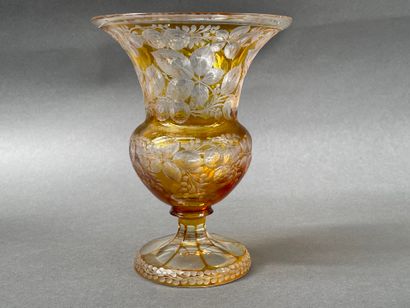 Vase de type Médicis en verre doublé jaune...