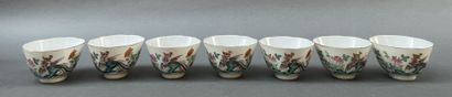 Suite de sept bols en porcelaine à décor...