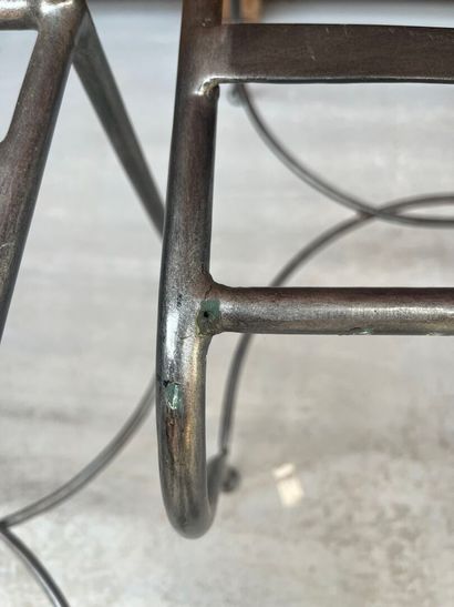 Suite de six chaises en métal tubulaire brossé....