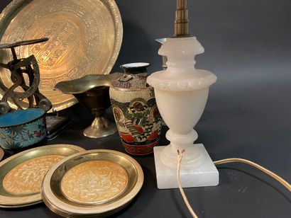 Petit lot de bibelots divers : pied de lampe,...