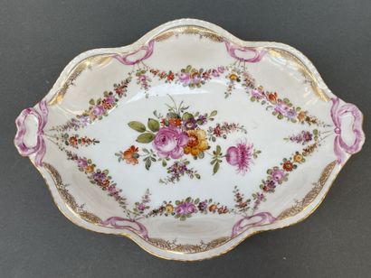 Lot de cinq plats, coupes, jattes en porcelaine...