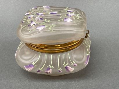 Coffret en verre à décor émaillé de campanules....
