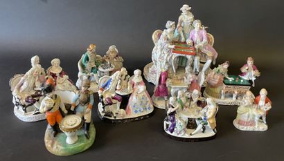 Huit groupes en porcelaine représentant des...