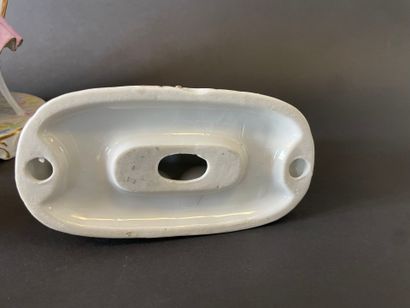 Huit groupes en porcelaine représentant des...