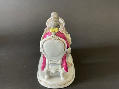 Huit groupes en porcelaine représentant des...