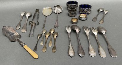 Lot en argent comprenant : 
- Cuillère à...