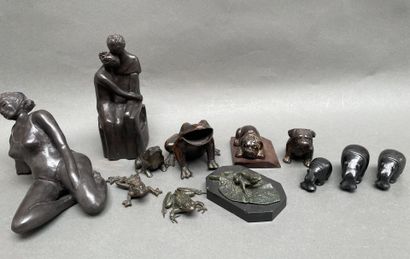 Lot de statuettes comprenant : 
grenouilles,...