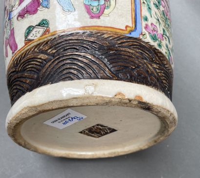 Paire de vases balustres en porcelaine à...