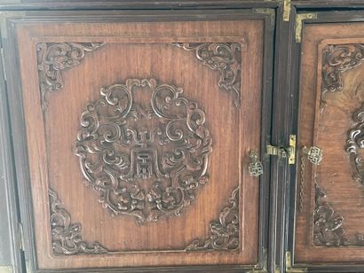 Cabinet en bois exotique à huit porte et...