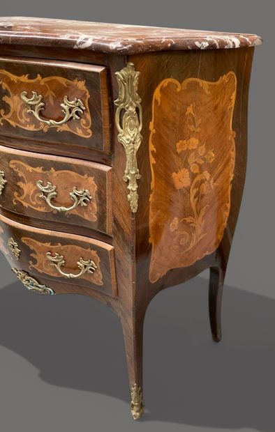 Petite commode marquetée à façade et côtés...