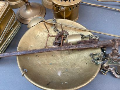 Lot de cuivres et étain : timbales, bassinoire,...