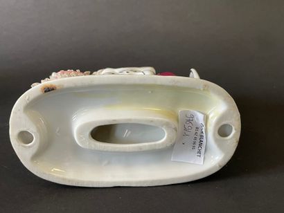 Huit groupes en porcelaine représentant des...