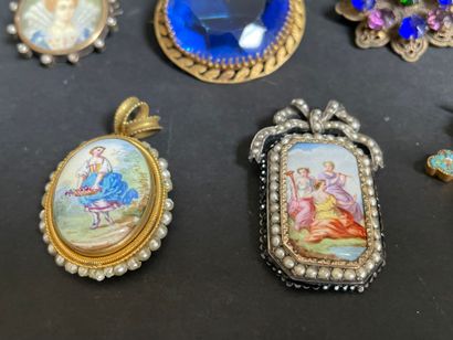 Lot de bijoux fantaisie : broches, bracelet,...