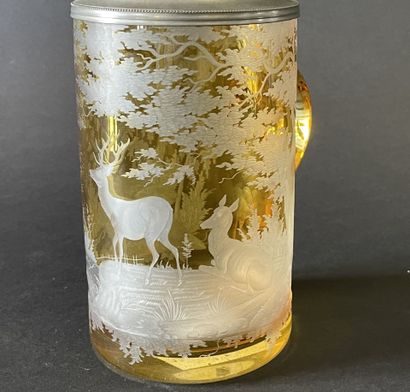 Chope en verre doublé jaune à décor de cervidé,...