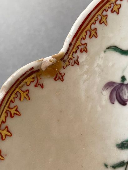 Jatte en porcelaine à décor de guirlandes...