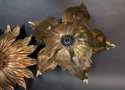 Deux plafonniers en métal doré en forme de...