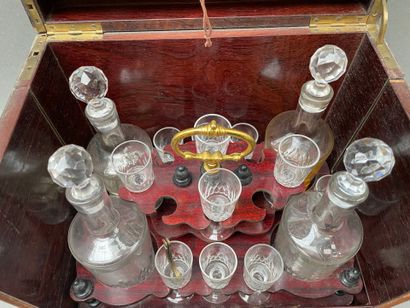 Cave à liqueur en placage de ronce et marqueterie...