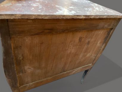 Petite commode marquetée à façade et côtés...