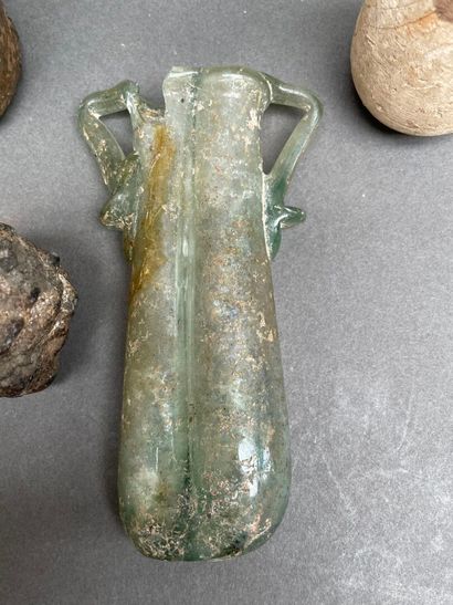 Lot d'objets archéologiques : fiole, fibule,...