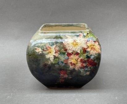 MONTIGNY-SUR-LOING
Vase quadrangulaire balustre...